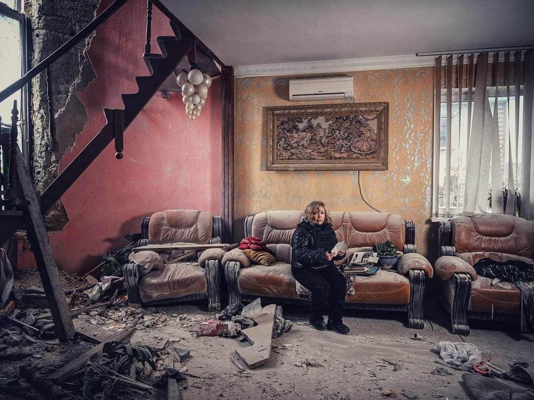 Альона Лапчук у зруйнованому будинку в Степанівці.